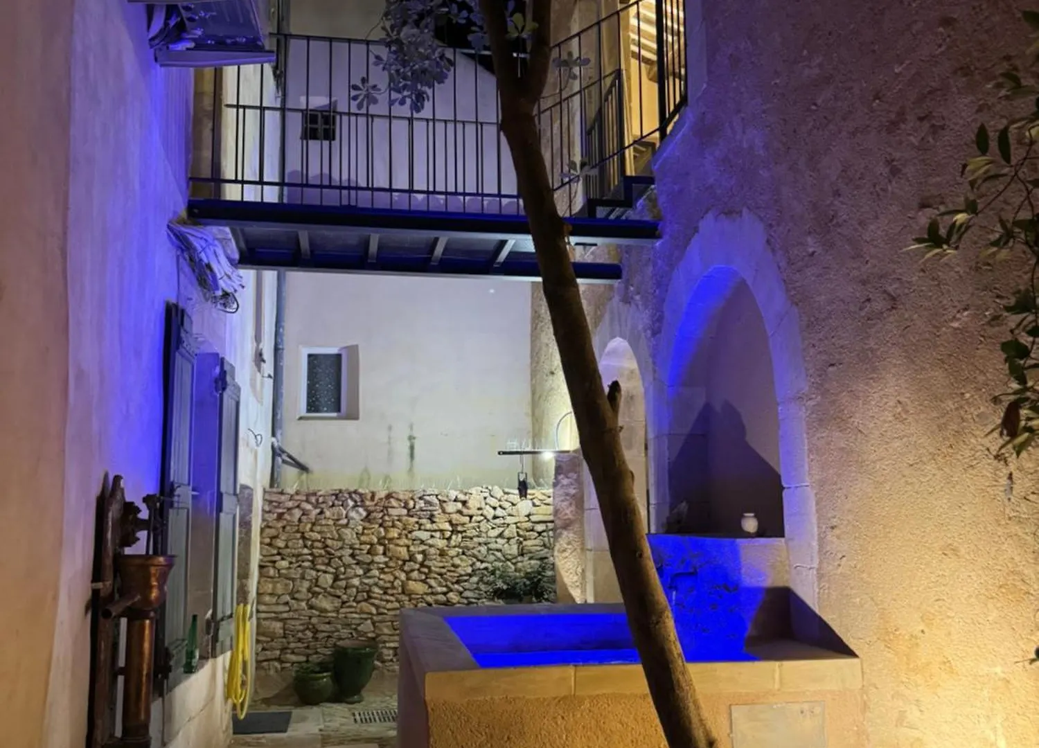 Atlantes De Saint Saturnin Villa France