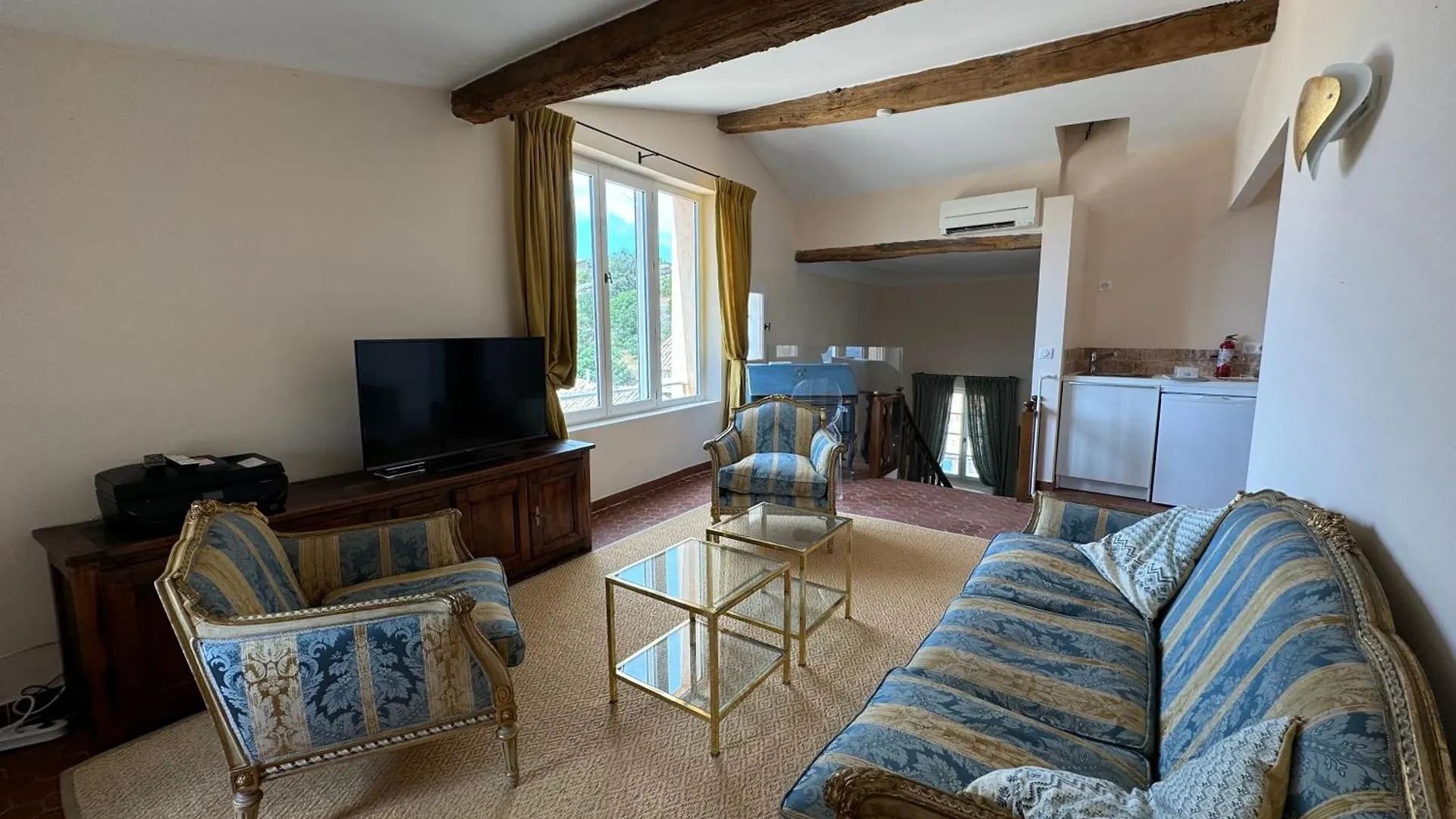 Atlantes De Saint Saturnin Villa France
